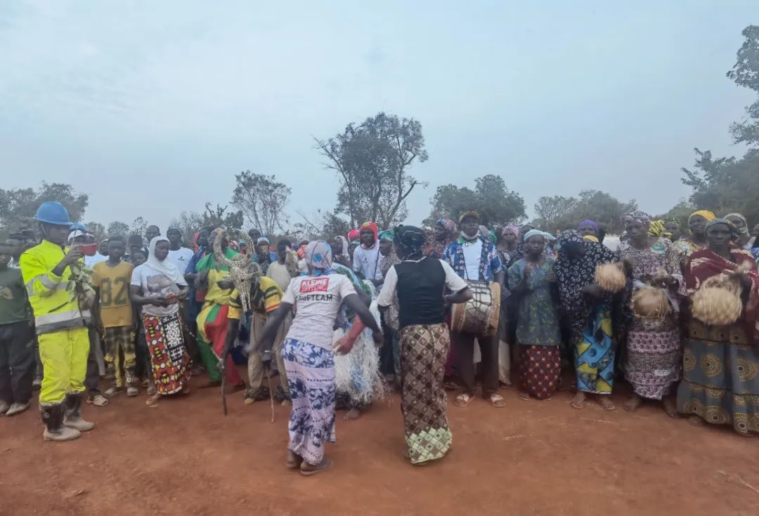 1711090989830890.jpg 捐贈拖拉機(jī) 修建儲水壩 馬里鋰礦項目公司積極支持社區(qū)發(fā)展4.jpg