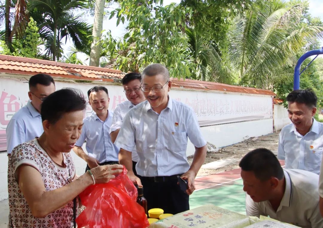 1721038059972601.jpg 劉明東赴屯昌縣興詩(shī)村開展鄉(xiāng)村振興工作調(diào)研2.jpg